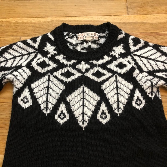Girls size small 7/8 black and white print sweater - Picture 2 of 3